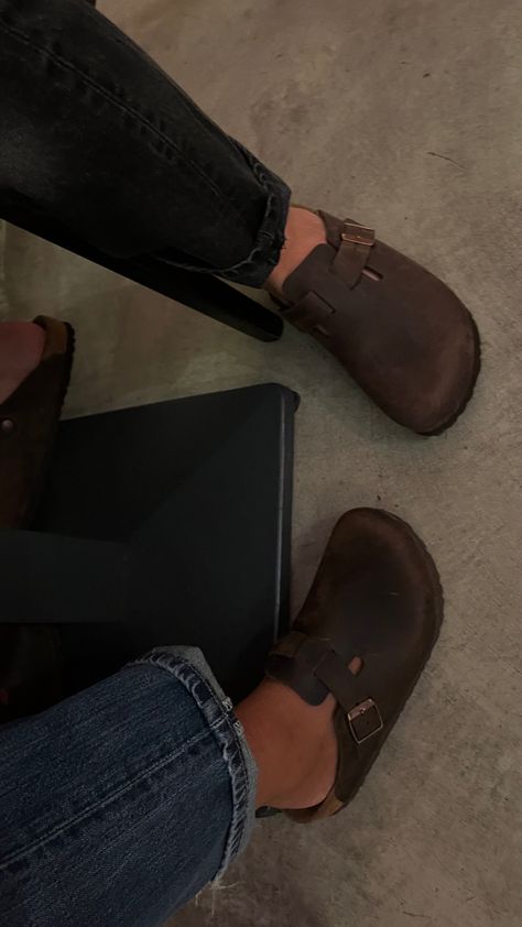 Black Leather Birkenstock Clogs, Birkenstock Boston Dark Brown, Birkenstock Oiled Leather Clog Outfit, Leather Birkenstock Clogs Outfit, Dark Brown Clogs Outfit, Dark Birkenstock Clogs Outfit, Brown Birkenstock Clog, Brown Boston Clogs Outfit, Dark Brown Boston Clogs Outfit