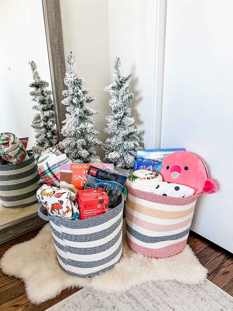 Kids Gift Baskets For Christmas, Christmas Basket Ideas For Kids, Christmas Basket Gift Ideas Kids, Kids Xmas Gift Ideas, Kids Christmas Present Ideas, Kids Christmas Gift Baskets, Kid Gift Basket Ideas, Christmas Basket For Kids, Kids Christmas Basket Ideas