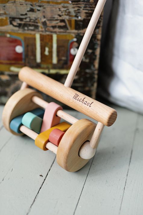 Bring joy and nostalgia to your child's playtime with our vintage-inspired wood push toy.  Our wooden push toy is a wonderful toy for babies who are newly walking and very active. Once babies begin walking, they begin to focus heavily on developing their gross motor skills. We offer this push toy to aid in that development. Watch as your child giggles with delight while pulling their new wooden toy across the floor, hoking and quacking as they go. All of our toys are heirloom quality and our dre Wooden Pull Toys, Wood Kids Toys, Wooden Push Toys, Wood Baby Toys, Wooden Toys Design, Pull Toys, Making Wooden Toys, Wood Toys Plans, Wooden Toys Plans