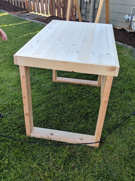 Do you need a computer desk that is easy to make? Check out this homemade desk for a small office space that you can set up in a bedroom or living room. #diy #desk #office Homemade Desk, Built In Computer Desk, Crate Desk, Diy Desk Plans, Diy Computer Desk, Reclaimed Wood Desk, Desk Diy, Desk Plans, Beautiful Desk