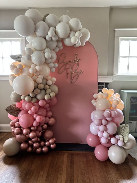 Wedding Ballon, Bridal Shower Balloon, Shower Arch, Kate Baby, Bridal Shower Balloons, Arch Ideas, Bridal Shower Backdrop, Pink Bridal Shower, Arch Design