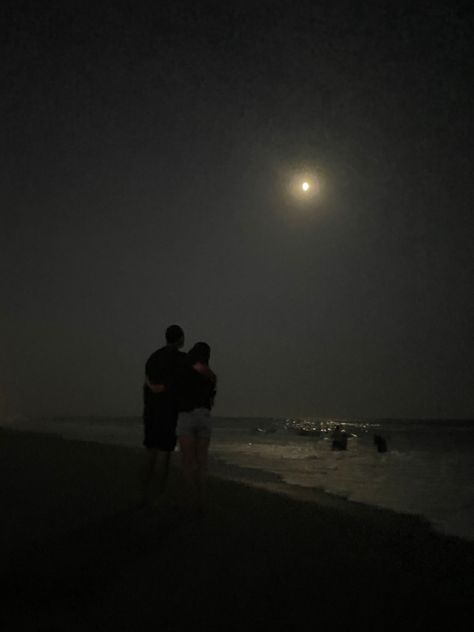 Cute Old Couples, Creative Couples Photography, Dark Beach, Night Couple, Hugging Couple, Beach Night, Old Couples, Indian Aesthetic, Beach Lovers