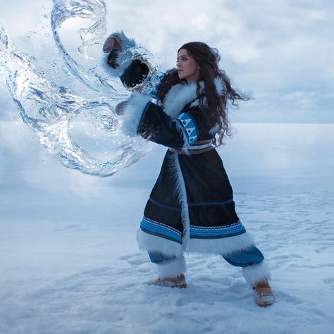 Katara comes to life in a talented fan's Avatar: The Last Airbender cosplay. Katara Aesthetic, Water Bending, Princess Yue, Water Bender, Avatar Cosplay, Avatar: The Last Airbender, Avatar Zuko, Villain Costumes, Water Tribe