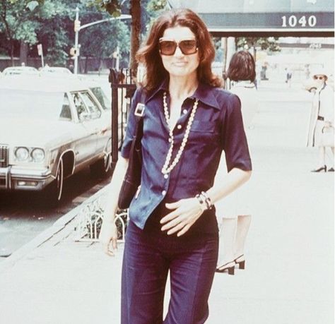 Jackie O Jackie Onassis Style, Jackie O Sunglasses, Gorgeous Summer Dresses, Jackie O Style, Jackie Onassis, 70s Look, Trendy Bar, Dramatic Classic, Jackie O