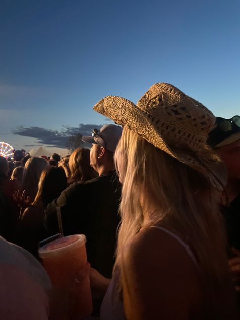 Music Festivals Aesthetic, Country Festival Aesthetic, Summer Concert Aesthetic, Country Concert Aesthetic, Country Music Aesthetic, Cowboy Hat Outfit, Country Fest, Country Music Concert, Country Festival