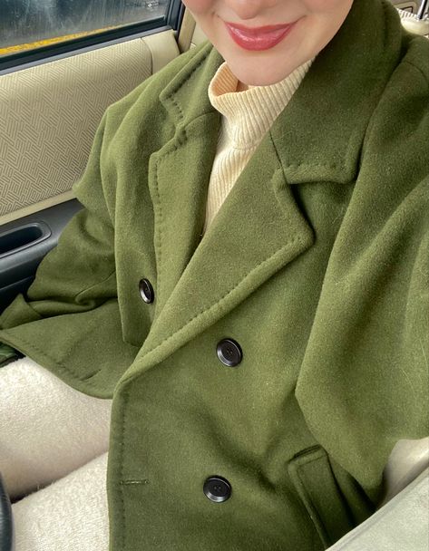 Classic Style Work Outfits, Green Peacoat Outfit, Womens Coats Winter, Work Outfits Winter, Green Coat Outfit, Coat Outfits For Women, Peacoat Outfit, Green Jacket Outfit, Winter Business Casual