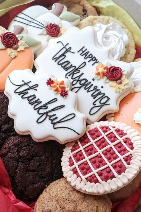 Give Thanks Cookies Decorated, Happy Thanksgiving Sugar Cookies, Fall Cookie Platter Ideas, Thankful Cookies Decorated, Decorated Thanksgiving Cookies Royal Icing, Circle Thanksgiving Sugar Cookies, Thanksgiving Cut Out Cookies, Thanksgiving Sugar Cookie Ideas, Friendsgiving Cookies Decorated