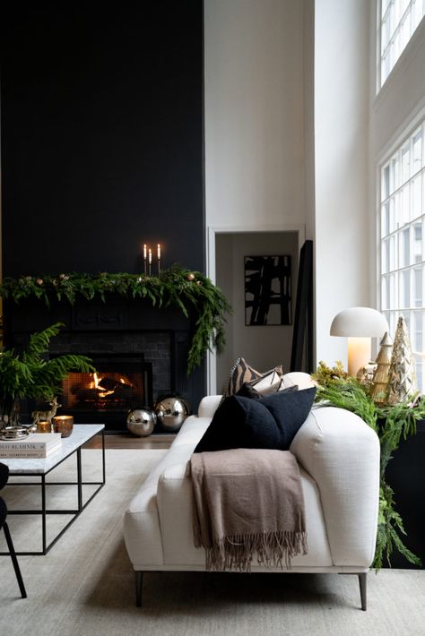 Living Room Decor Modern Comfy, Modern Moody Christmas Decor, Beautiful Christmas Decor, Modern Christmas Living Room, House Of Valentina, Tattoo Modern, Christmas Living Room Decor, Winter Living Room, Christmas Living Room