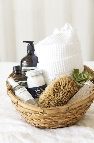 The perfect spa basket /// Gift Guide: 15 Perfect DIY Gift Basket Ideas Diy Gift Basket Ideas, Diy Gift Basket, Holiday Mason Jar, Spa Basket, Christmas Gift Baskets Diy, Presente Diy, Baskets For Men, Gift Baskets For Men, Themed Gift Baskets