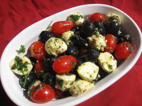 Fresh Mozzarella Appetizers, Black Olives Recipes, Inexpensive Appetizers, Mozzarella Appetizers, Olive Appetizer, Homemade Bruschetta, Marinated Cheese, Tomatoes And Mozzarella, Marinated Tomatoes