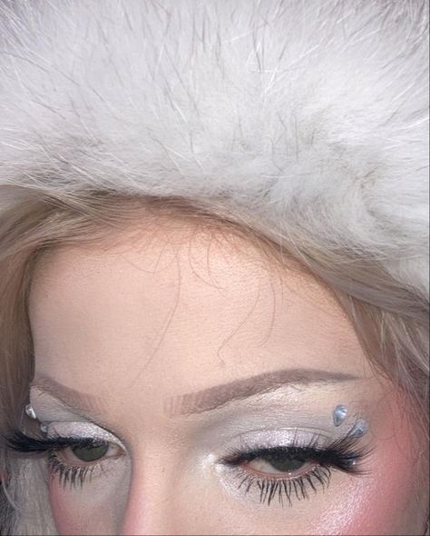 Polar Bear Makeup Halloween, Snow Queen Aesthetic Outfit, Frosty Winter Makeup, Y2k Frosty Makeup, Snow Makeup Looks Ice Queen, Snow Bunny Makeup Look, Frost Makeup Look, Snow Fairy Makeup, Winter Themed Makeup