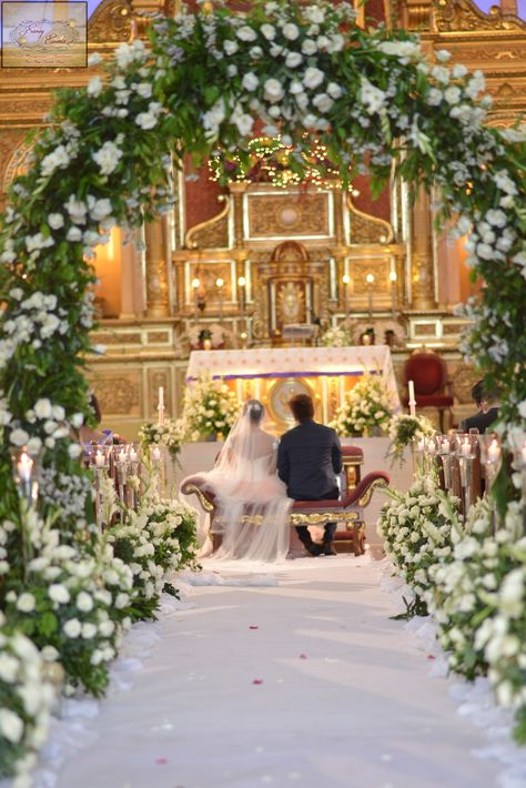 San Roque Church Ecuadorian Roses Ecuadorian Wedding, Ecuadorian Roses, Beautiful Churches, Flowers Decoration, Wedding Decor Inspiration, Wedding Flower Decorations, Church Decor, Church Wedding, Planning Tips