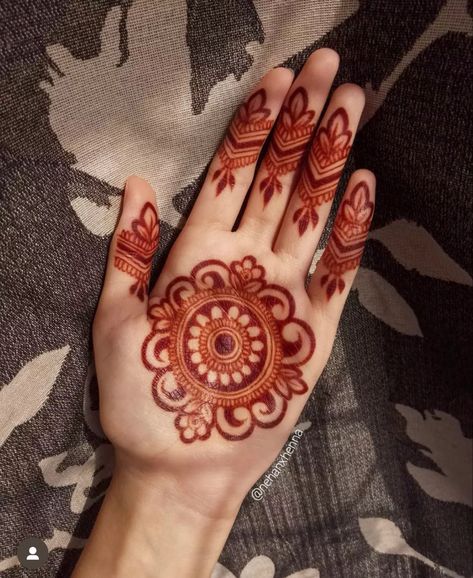 Mehendi Designs Only Palm, Right Hand Palm Mehndi Design, Palm Aesthetic Mehendi, Mehendi Design For Palm Simple, Round Mehndi Design Front Hand Aesthetic, Easy Aesthetic Mehendi Designs Palm, Arabic Mehendi Design Palm, Heena Mehendi Designs Simple Palm, Palm Mehndi Simple