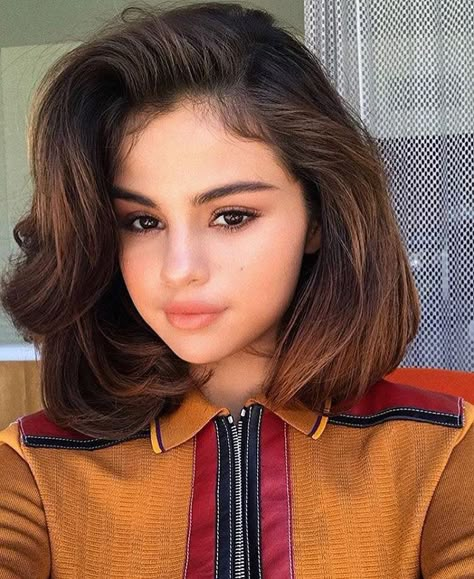 There is a new trending hairstyle among celebrities that you can copy in only minutes. The so-called 'supermodel blowouts' from Retro Bob, Selena Gomez Hair, Hair Colorful, Glowing Radiant Skin, Luscious Hair, Bob Hair, Marie Gomez, Natural Beauty Tips, Hair Strand