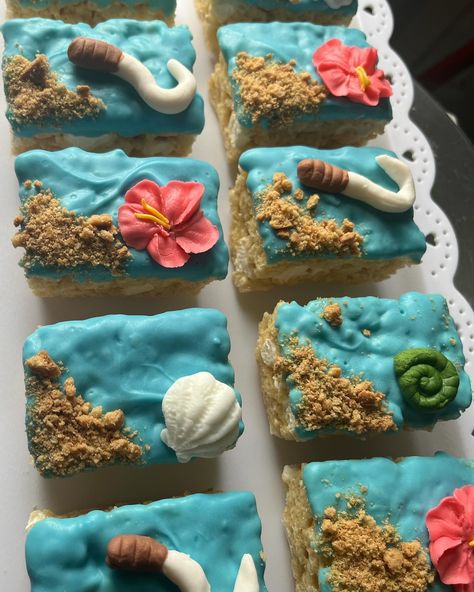 Moana-inspired cake & treats✨ #cake #cupcakes #ricekrispies #moana Moana Party Treats Ideas, Moana Snack Table, Moana Sheet Cake Ideas, Moana Theme Cupcakes, Boy Moana Birthday Party, Moana Rice Crispy Treats, Moana Birthday Treats, Moana Birthday Theme Ideas, Moana Sweet 16