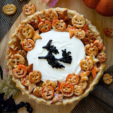 30 Halloween Pie Ideas That Deserve a Place on Your Table Spooky Halloween Food Ideas, Halloween Pie, Halloween Bakes, Easy Recipes For Kids, Pie Ideas, Halloween Charcuterie, Spooky Halloween Food, Pie Crust Designs, Halloween Food Ideas