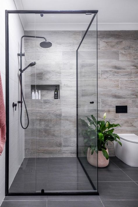 Black Bathroom Floor, Grey Bathroom Floor, Gray Shower Tile, Bathroom Feature Wall, Black Tile Bathrooms, Small Bathroom Remodel Designs, Grey Bathroom Tiles, Modern Bathroom Tile, Bathroom Inspiration Modern