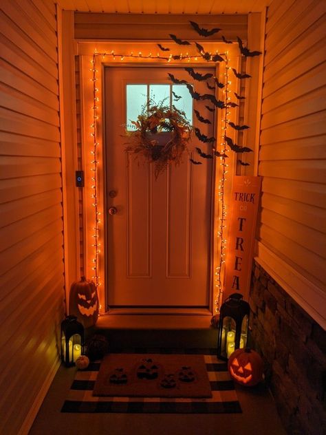 Halloween Outside Entryway Decor, Halloween Doorway Decor, Simple Halloween Front Door Decor, Cozy Halloween Decor Outdoor, Halloween Apartment Front Door Decorations, Front Window Halloween Decor, Holloween Decore Idea For Front Door, Townhome Halloween Decorations Outdoor, Simple Front Porch Halloween Decor