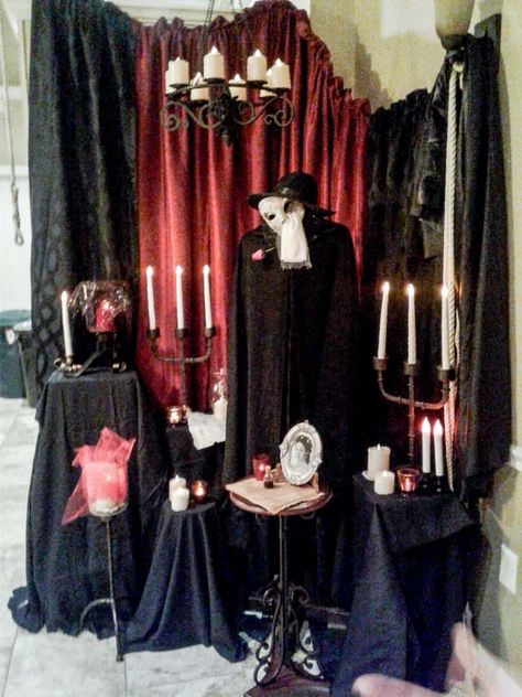 Phantom of the Opera photo op Phantom Of The Opera Birthday Party, Phantom Of The Opera Decor, Opera Theme Party, Opera Photoshoot, Phantom Of The Opera Halloween, Phantom Of The Opera Theme, Decorating Food, Theme Party Ideas, 17th Birthday Ideas