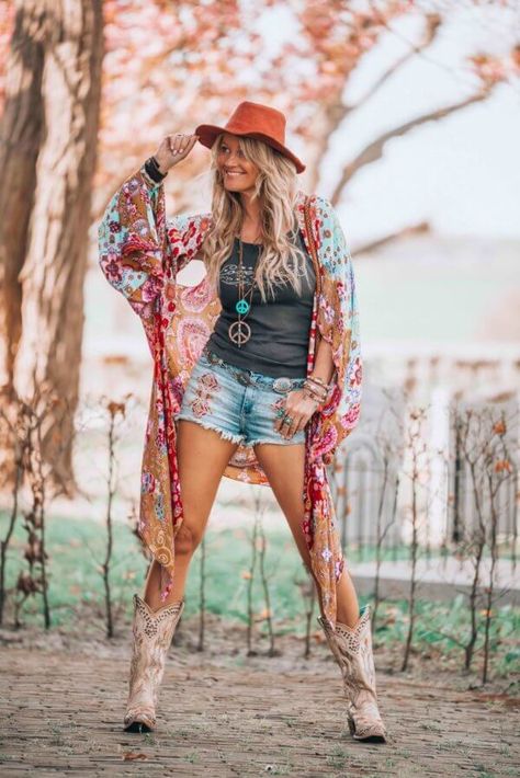 Denim Shorts With Cowboy Boots, Shorts And Cowboy Boots Outfit, Cowboy Boots Outfit Summer, Dress And Cowboy Boots Outfit, Summer Cowboy, Shorts And Cowboy Boots, Boho Cowboy, Bohemian Schick, Summer Boots Outfit