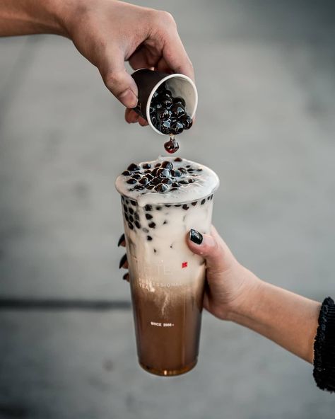 Tim | Bay Area Blogger on Instagram: “‼️I'm a huge boba fan 💯 Whoever said money can't buy happiness has never bought boba 😅🤑 - The Tie Guan latte drink is their specialty here!…” Boba Tea Product Photography, Boba Photoshoot, Bubble Tea Photo, Bubble Tea Photography, Boba Photography, Bubble Tea Aesthetic, Boba Aesthetic, Boba Shop, Shoot Moodboard