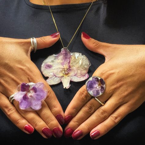 Bringing color into your fall and winter looks just got easier! 🍂✨ Meet our floral accessories: from elegant orchid pendants to statement rings featuring nature’s beauty. Whether you’re into minimalist pieces with delicate flower details or bold, maximalist rings with real orchids, there’s something for every style. 🌸💍 These organic treasures let you express your love for nature, adding a touch of natural beauty to any outfit. Ready to bloom all season long? 🌿💖 Orchid ring X: 25,00 ... Maximalist Rings, Real Flower Ring, Orchid Ring, Orchid Jewelry, Floral Accessories, Delicate Flower, Flower Ring, Real Flowers, Winter Looks