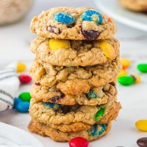 Chewy Oatmeal M&M Cookies Recipe Oreo Smoothie, Oatmeal Raisin Cookies Chewy, Oatmeal Cookies Chewy, Easy Chocolate Chip Cookies, Big Cookie, Holiday Cookie Recipes, Classic Cookies, Best Cookie Recipes, Easy Cookie Recipes