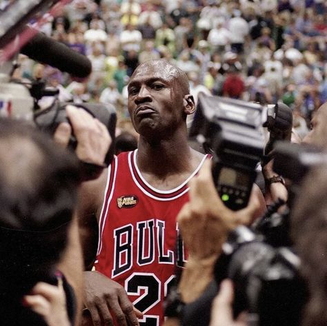 Michael Jordan Photos, Michael Jordan Pictures, Zestaw Ikon, Michael Jordan Basketball, Bola Basket, Basketball Photography, Jordan Basketball, Dennis Rodman, Nba Pictures