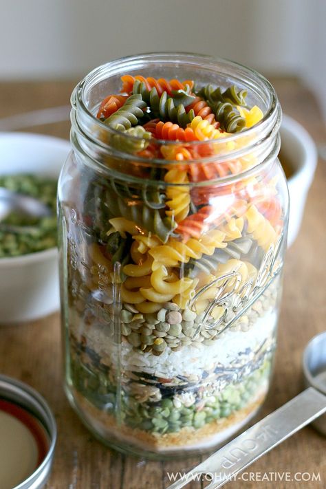 Edible gifts create the perfect personal touch for gift giving during the holiday season. This Soup in a Jar Gift makes a great gift for friends, neighbors and co-workers! Its so easy to make soup in a jar recipes - a real time saver at the holidays. This mason jar recipe makes a tasty Christmas soup! | OHMY-CREATIVE.COM Friendship Soup, Jar Food Gifts, Mason Jar Soup, Premade Meals, Soup Gifts, Christmas Soup, Mason Jar Recipe, Dry Soup Mix, Soup In A Jar