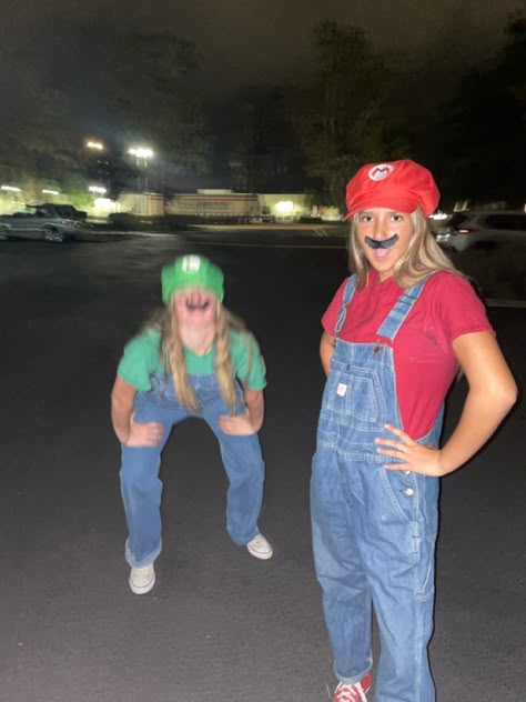 Dungarees Halloween Costume, Overalls Halloween Costume Women, Halloween Costume Besti, Iconic Duo Ideas, Duo Simple Halloween Costumes, Hilarious Duo Halloween Costumes, Goofy Costume Ideas, Easy Halloween Costumes For Friends, Halloween Inspo For Duos