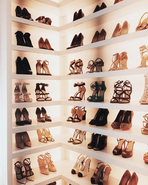 If you put me in a corner, make sure this is it! 😍✨ Shoes Organizer Ideas, Shoe Organization Diy, Organizing Your Closet, Shoe Drawer, Asma Kat, Shoes Organizer, Amazing Closets, Shoe Room, Dream Closet Design