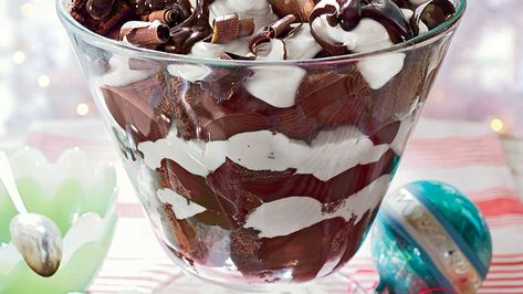 Top this rich trifle with a sprinkle of chocolate curls. Peppermint Cake, Peppermint Cheesecake, Italian Cream Cakes, Chocolate Trifle, Trifle Desserts, Trifle Recipe, Mexican Hot Chocolate, Gingerbread Cake, Pudding Desserts