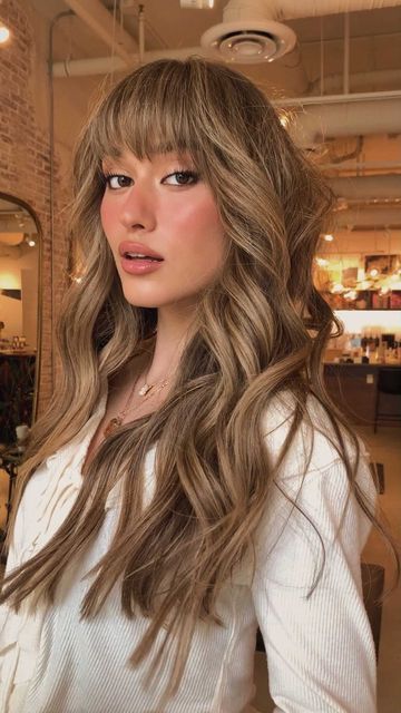 Eden 🧚‍♀️ on Instagram: "Healthy honey blonde will always be my go to with @redken @chrisweberhair #blondesdontbreak #ad #haircolour #haircut #hairtransformation" Fringe Balayage Hair, Hair Extensions Light Brown, Honey Blonde Balayage With Bangs, Honey Brown Hair With Bangs, Dark Brown Highlights On Blonde Hair, Honey Brown With Money Piece, Honey Blonde Hair With Bangs, Balayage Hair With Fringe, Blonde Balayage With Bangs