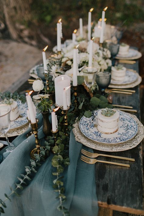 Winter Wedding Table, Vintage Wedding Table, Blue Weddings, Unique Thanksgiving, Tafel Decor, Colors Wedding, Winter Blue, Moody Wedding, Thanksgiving Tablescapes