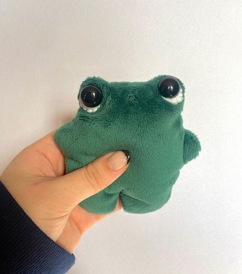 Frog Beanie, Please Be Patient With Me, Different Faces, Anniversaire Harry Potter, Cute Sewing Projects, Handmade Plushies, My Mental Health, Be Patient With Me, Plushie Patterns