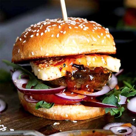 Halloumi Burger, Haloumi Recipes, Vegetarian Day, Chicken Burgers Recipe, Healthy Burger, Grilled Halloumi, Mushroom Burger, Vegetarian Burger, Vegetarian Dinner