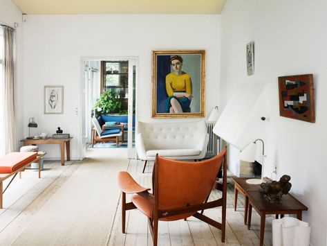 Finn Juhl’s living room in Charlottenlund, Denmark, with a Hovdingestole chair and Vilhelm Lundstrom’s “Portrait of Hanne Wilhelm Hansen” (1946), photographed in 2013. Finn Juhl House, Sofia Wood, Elsie De Wolfe, Vitra Design Museum, Finn Juhl, Vitra Design, Alvar Aalto, Kelly Wearstler, Design Del Prodotto