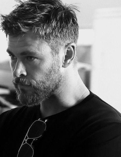 Mens Haircut Over 50 Thinning, Men’s Haircut With Receding Hairline, Chris Hemsworth Hair, Fat Thor, Spn Aesthetic, Jim Hopper, Mens Hairstyles With Beard, Gents Hair Style, Chris Hemsworth Thor