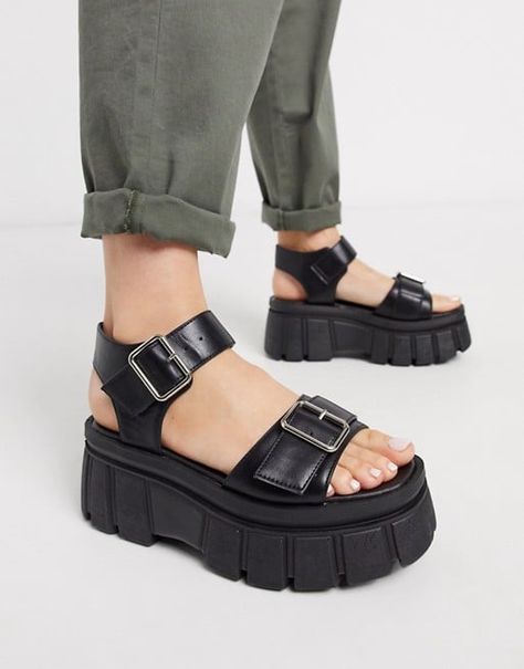 Move Over, Birkenstocks; We're Currently Obsessing Over '90s-Style Chunky Sandals Chunky Leather Sandals, Chunky Black Sandals, Pretty White Dresses, Cream Sandals, Muslim Outfits Casual, Melissa Shoes, Espadrilles Platform, Chunky Sandals, Platform Heels Chunky