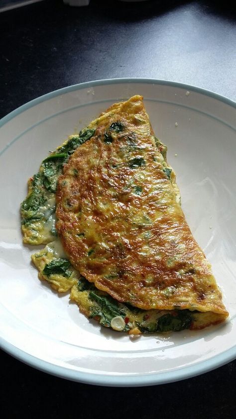 Spinach omelette Indian Diet Recipes, Spinach Omelette, Pasti Sani, Healthy Food Menu, Healthy Food Inspiration, Quick Recipes Snacks, Makanan Diet, Healthy Food Dishes, Healthy Homemade Recipes