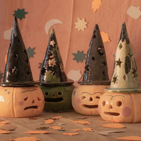 Clay Crafts For Friends, Halloween Ceramics Pottery, Ceramic Halloween Ideas, Ceramic Pumpkins Pottery, Clay Halloween Decorations, Witchy Ceramics, Spooky Ceramics, Halloween Pottery Ideas, Beginner Ceramics Projects