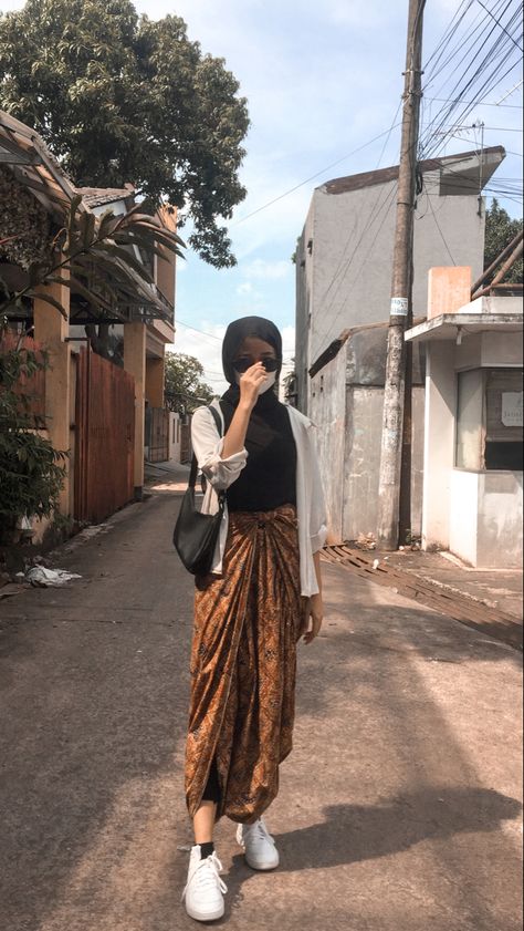 Rok Lilit Outfit, Ootd Kondangan Hijab Styles, Kondangan Outfit, Dress Muslim Modern, Model Kebaya Modern, Rok Lilit, Kebaya Modern Dress, Outfit Kondangan, Outfit Korean Style