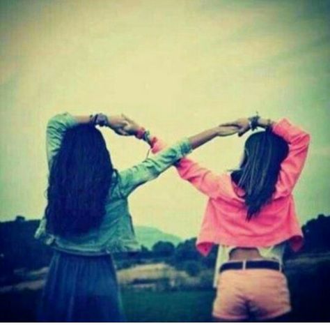 Make an infinity sign with your arms. Photo Summer, Best Friend Poses, Best Friend Photography, Shotting Photo, Best Friend Photoshoot, Bff Photoshoot, Foto Tips, Best Friends For Life, Best Friend Photos