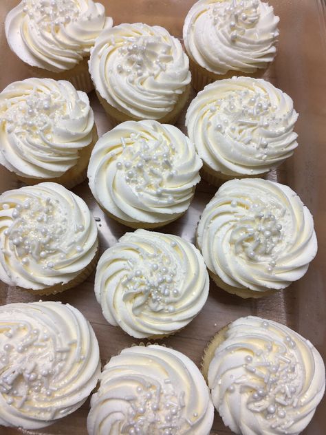 White wedding cupcakes All vanilla Vanilla Cupcake Garnish, Winter Wedding Cupcakes Ideas, Vanilla Cupcakes Aesthetic, Simple Wedding Cupcakes, Wedding Cupcakes Ideas, White Wedding Cupcakes, Pearl Cupcakes, Sparkle Cupcakes, White Engagement Party