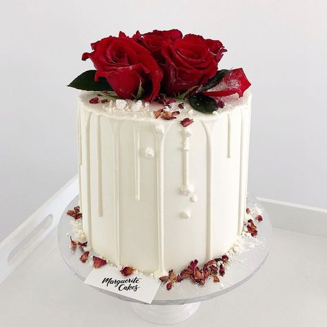 Dany McEwen on Instagram: “🌹” Red Cake Decoration Birthday, Red Rose Cake Design, Red Rose Birthday Cake, Rose Birthday Cake, Red Rose Wedding Cake, Rose Cake Design, Birthday Cake Roses, Rose Wedding Cake, Cake Roses