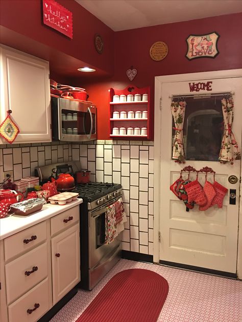 Coquette Stuff, White Kitchen Floor, Kitchen Christmas Decorations, Red And White Kitchen, Strawberry Kitchen, Red Kitchen Decor, Cherry Kitchen, Kitchen Christmas, White Kitchen Decor