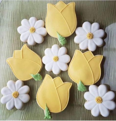 Spring Flower Cookies Royal Icing, Spring Cookies Decorated Simple, Spring Flower Cookies Decorated, Tulip Sugar Cookies Decorated, Iced Flower Cookies, Tulip Cookies Royal Icing, Easter Flower Cookies Decorated, Spring Flower Sugar Cookies, Spring Cutout Cookies