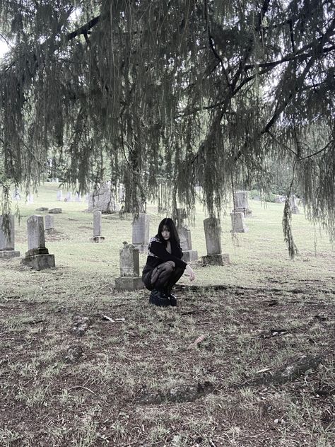 Goth Cemetery Aesthetic, Goths In Graveyards, Cemetary Photoshoot Goth, Graveyard Aesthetic Photoshoot, Goth Girl Photoshoots, Goth Graveyard Photoshoot, Cemetery Outfit, Poses For Halloween Pictures, Goth Photo Poses