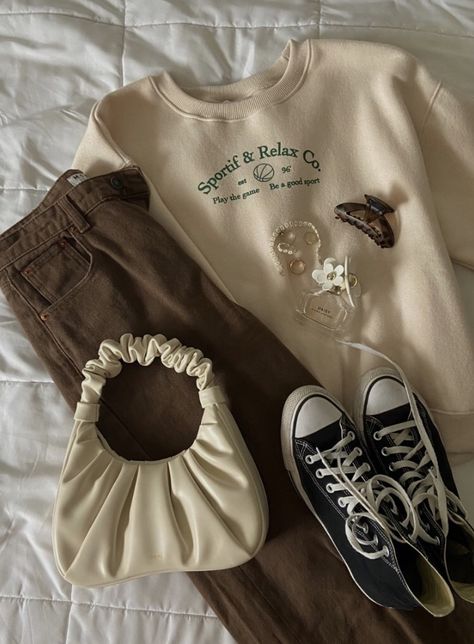 Brown Clothes Aesthetic, Brown Hoodie Outfit, Beige Jeans Outfit, Converse Beige, Brown Jeans Outfit, Beige Hoodies, Hoodie Outfit Aesthetic, Crewneck Sweatshirt Outfit, Crewneck Outfit