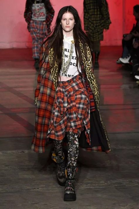 British Punk Fashion, Punk Fashion Aesthetic, Tomboy Girls, Pop Punk Fashion, Boho Punk, Estilo Harajuku, Pop Magazine, Arte Punk, Anti Fashion